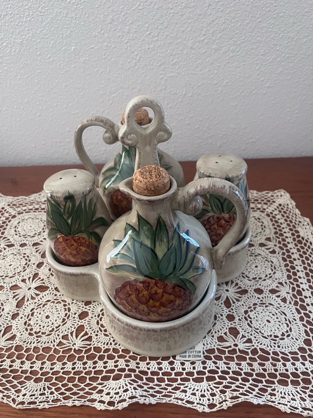Tropical
PINEAPPLE
CRUET SET Oil & Vinegar Salt
& Pepper
Tabletops Unlimited